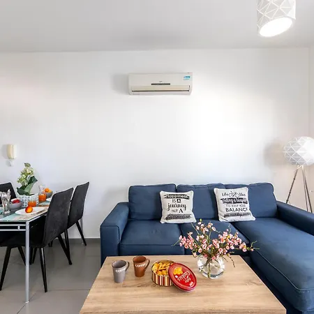 Airbnsea Centre Side Sea View * 라르나카
