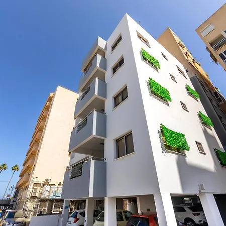 Airbnsea Centre Side Sea View * 라르나카
