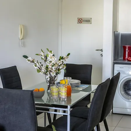 Airbnsea Centre Side Sea View לרנקה