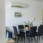 Airbnsea Centre Side Sea View * ラルナカ