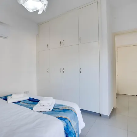 Airbnsea Centre Side Sea View Apartment Larnaca