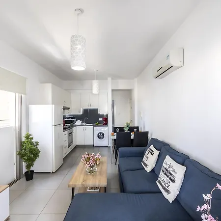 Airbnsea Centre Side Sea View Apartment Larnaca