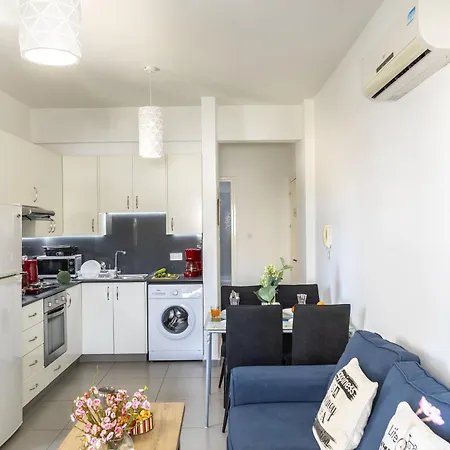 Airbnsea Centre Side Sea View Apartment Larnaca