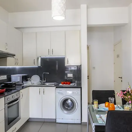 Airbnsea Centre Side Sea View Apartment Larnaca