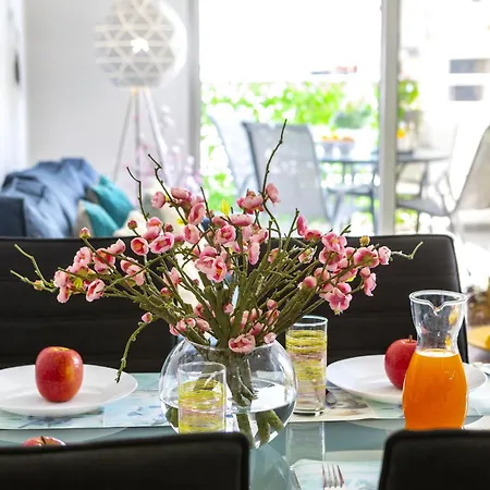Airbnsea Centre Side Sea View Apartment Larnaca