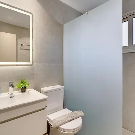 Airbnsea Centre Side Sea View Apartment Larnaca