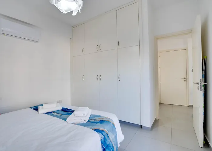 Airbnsea Centre Side Sea View Apartment Larnaka
