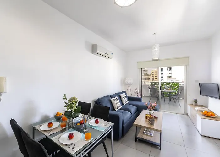 Airbnsea Centre Side Sea View Apartmán Larnaca