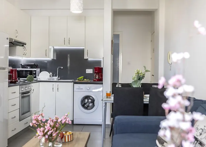 Airbnsea Centre Side Sea View * Larnaca