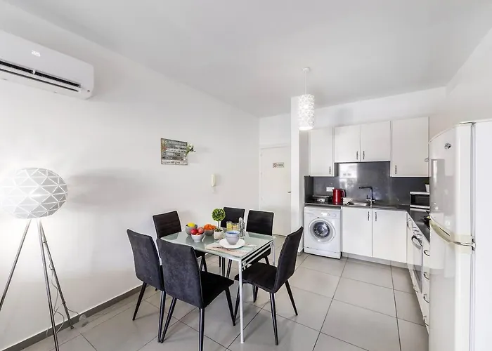 Airbnsea Centre Side Sea View Apartmán